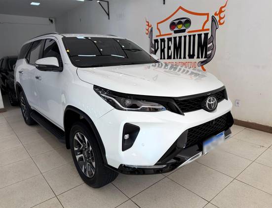 TOYOTA HILUX SW4 2.8 D-4D TURBO DIESEL SRX PLATINUM 7L 4X4 AUTOMÁTICO
